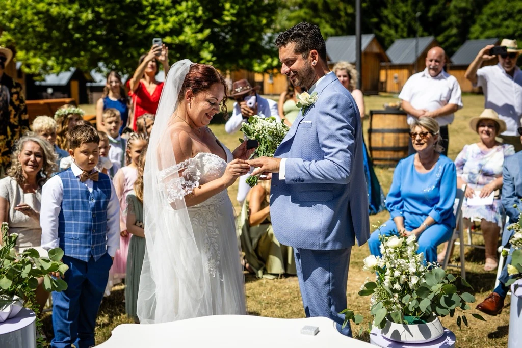 Novomanželé si vyměňují prstýnky při venkovním svatebním obřadu Na Kamínce